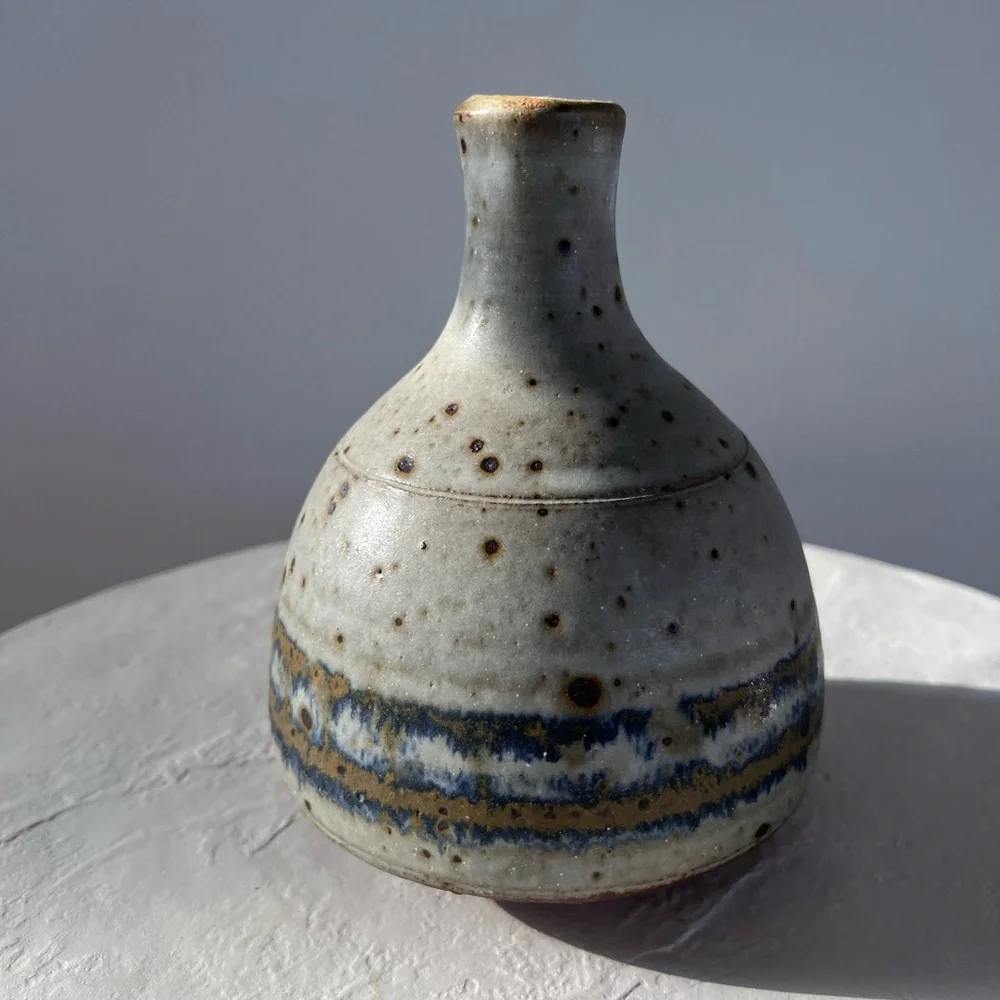 STUNNING MID-CENTURY HANDMADE SIGNED STUDIO POTTERY GREY‎ W/ SPECKLED BROWN